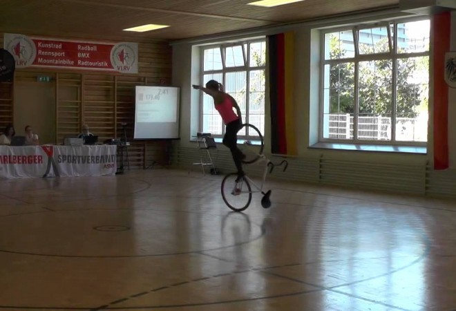 Ciclism artistic: acrobații incredibile pe bicicletă - VIDEO