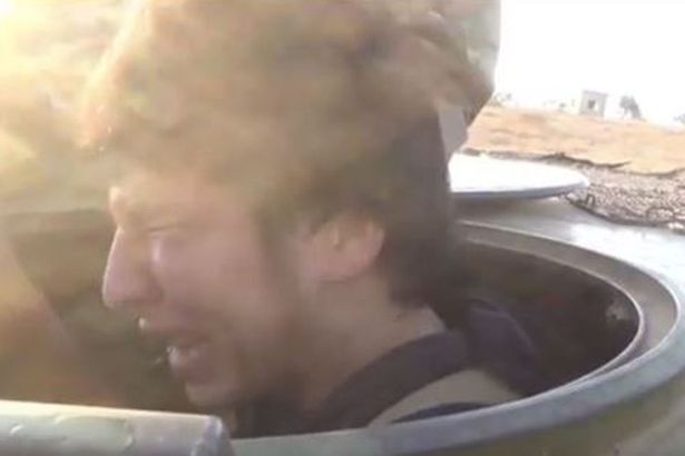 Imagini incredibile: un jihadist este îmbărbătat de colegii lui înainte de a lansa un atac sinucigaș