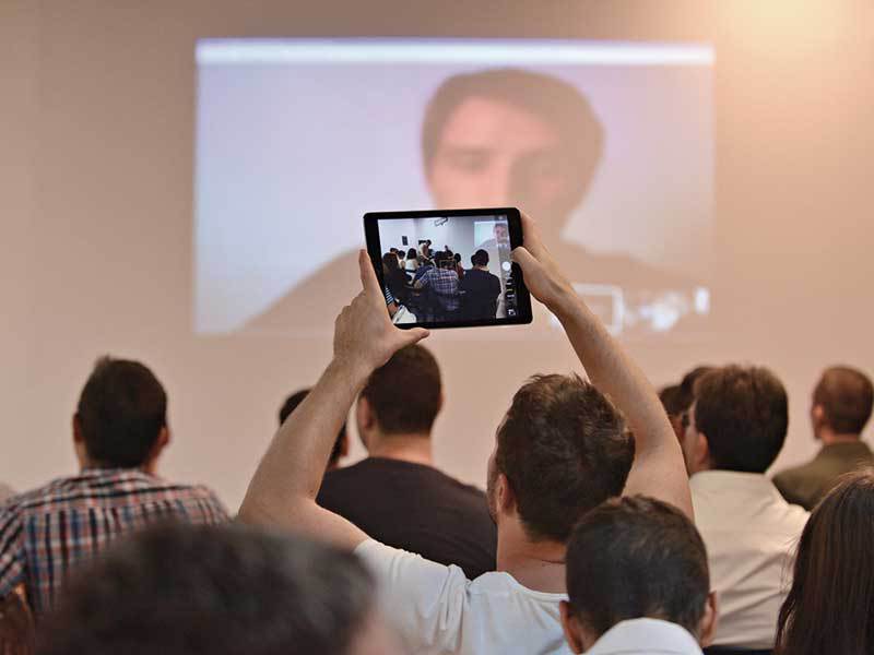 Un grup de programatori români oferă sisteme de operare gratuite instituțiilor de stat