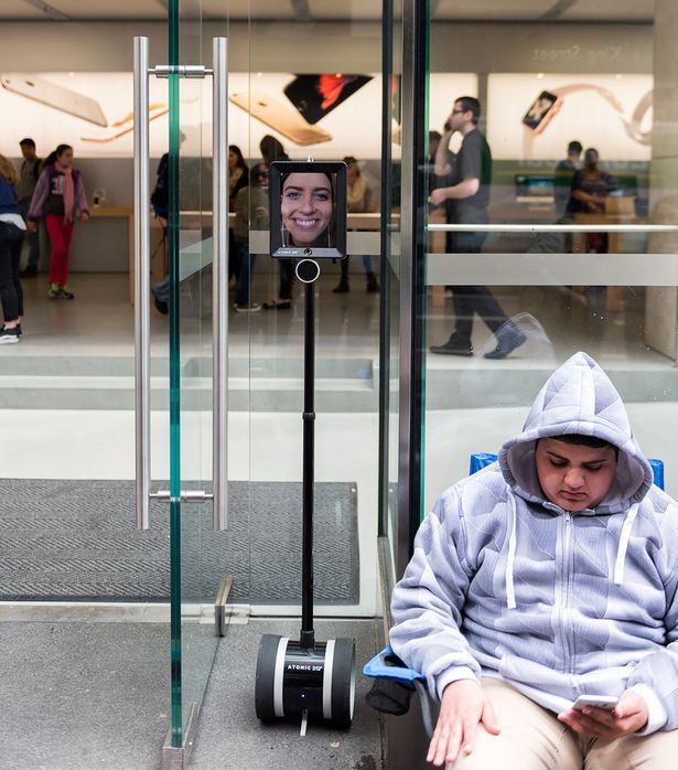 Și-a trimis robotul să stea în locul ei la coada din fața unui magazin Apple pentru a-și cumpăra un iPhone