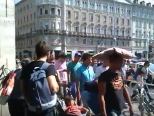 CRIZA IMIGRANȚILOR: Câteva sute de imigranți pleacă pe jos de la Budapesta către Austria și Germania - VIDEO