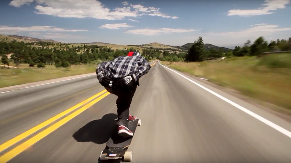 CLIPUL ZILEI: Omul rachetă. Cursă impresionantă cu skateboardul - VIDEO