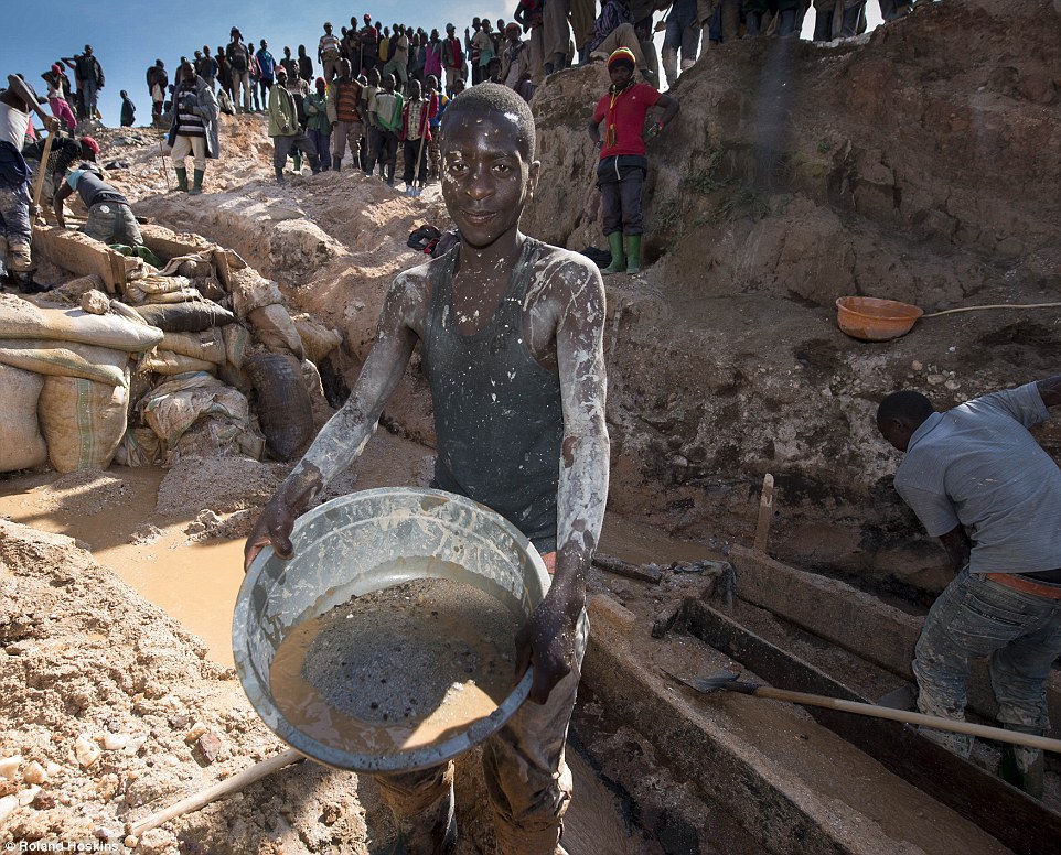 Viața minerilor din Africa care sapă cu unelte rudimentare pentru a scoate minereul necesar fabricării telefoanelor mobile - FOTO