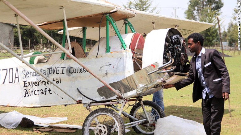 A vrut să devină pilot dar a fost refuzat, așa că a construit singur un avion. Povestea incredibilă a unui tânăr de 35 de ani