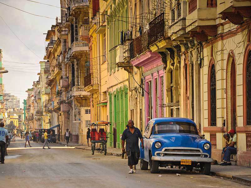 Deși accesul la Internet este foarte limitat, cubanezii urmăresc în fiecare zi seriale și filme americane. Cum s-a dezvoltat piața neagră pentru distribuția produselor media