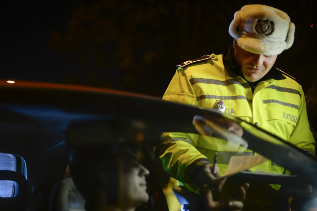 Pe ce salarii își RISCĂ VIAȚA polițiștii în România