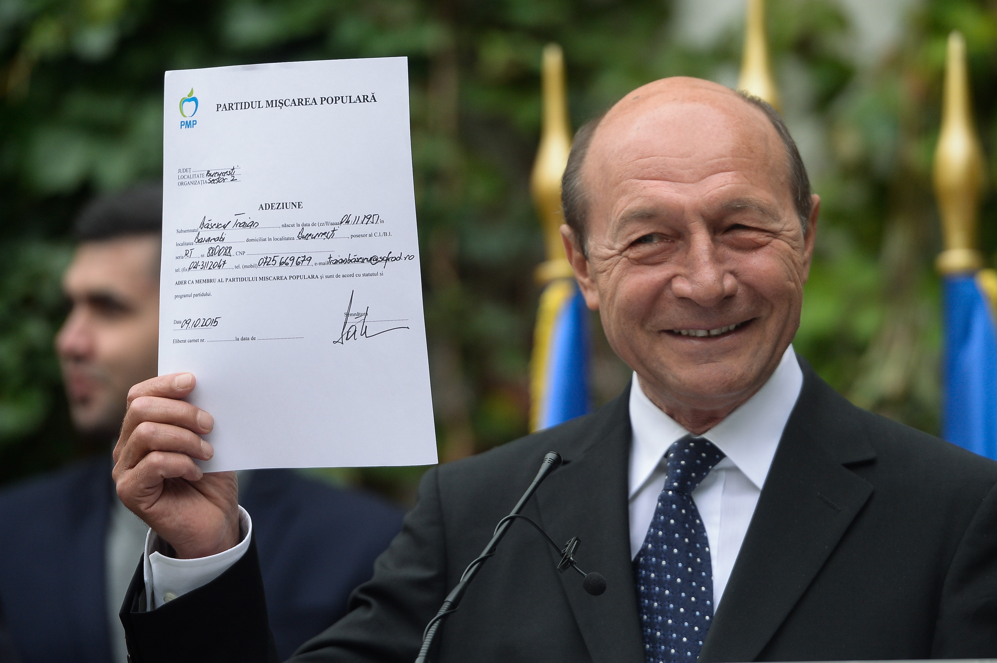 GAFA incredibilă a lui Băsescu: Fostul președinte și-a făcut public fără să vrea numărul de telefon mobil și adresa personală de e-mail