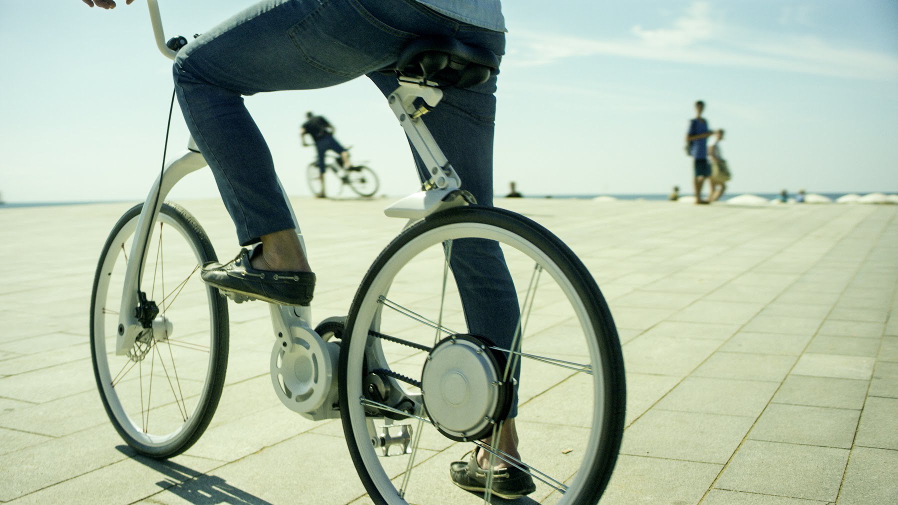 Trei tineri au lansat o bicicletă electrică ce poate fi împachetată într-o secundă și are autonomie de 60 de kilometri - VIDEO