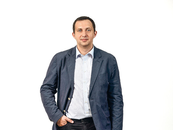 Este site manager în cadrul FM România și are în subordine 70 de angajați