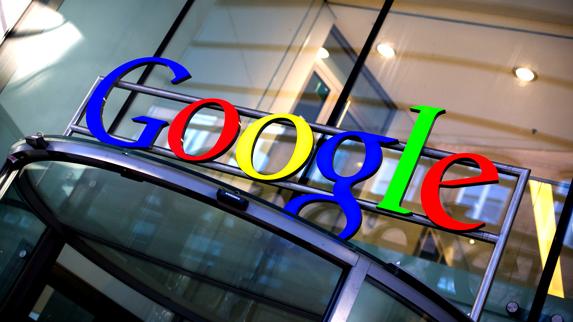 Motivul incredibil pentru care acest angajat Google doarme într-un camion în parcarea companiei. Vezi în ce condiții doarme - FOTO