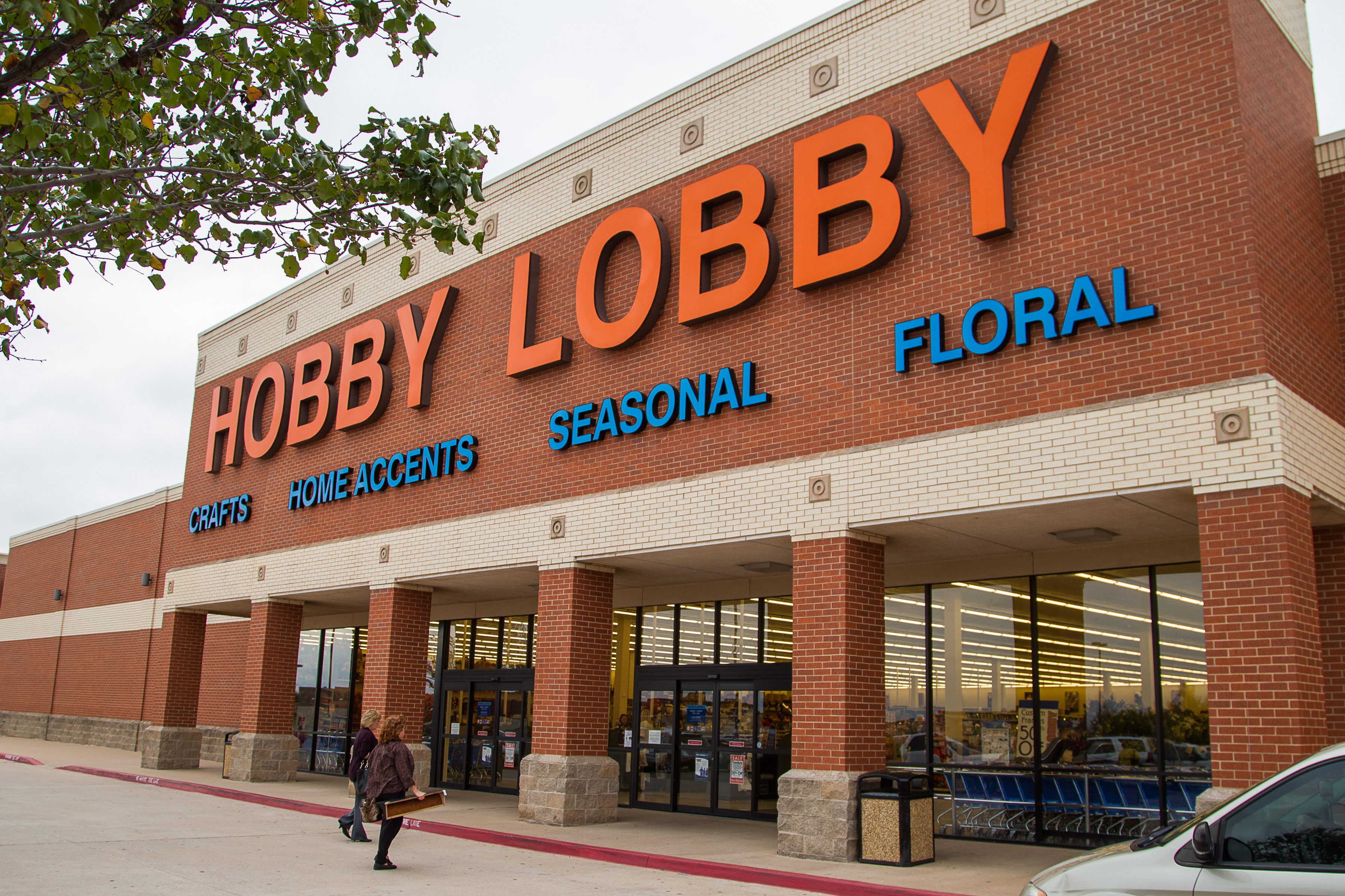 Miliardari prinși la furat. Proprietarii magazinelor Hobby Lobby sunt anchetați pentru că ar fi furat sute de tablete antice din Irak pentru muzeul lor