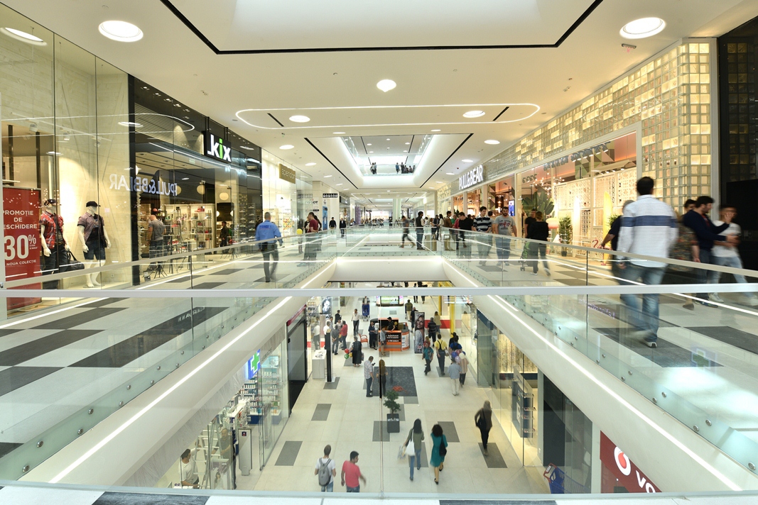 O treime din vizitatorii mall-urilor merg doar să ia masa,iar 40% din fac și cumpărături după ce iau masa