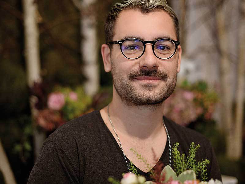 Visa de mic să să devină bancher, iar acum este designer floral. „Nu mi-am dorit să ajung să lucrez în domeniu însă acum nu mă văd făcând altceva“