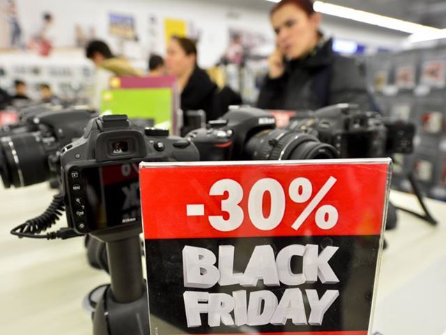 Valoarea plăților cu cardul de Black Friday s-a dublat față de 2014. Românii preferă, în continuare, produsele IT&C