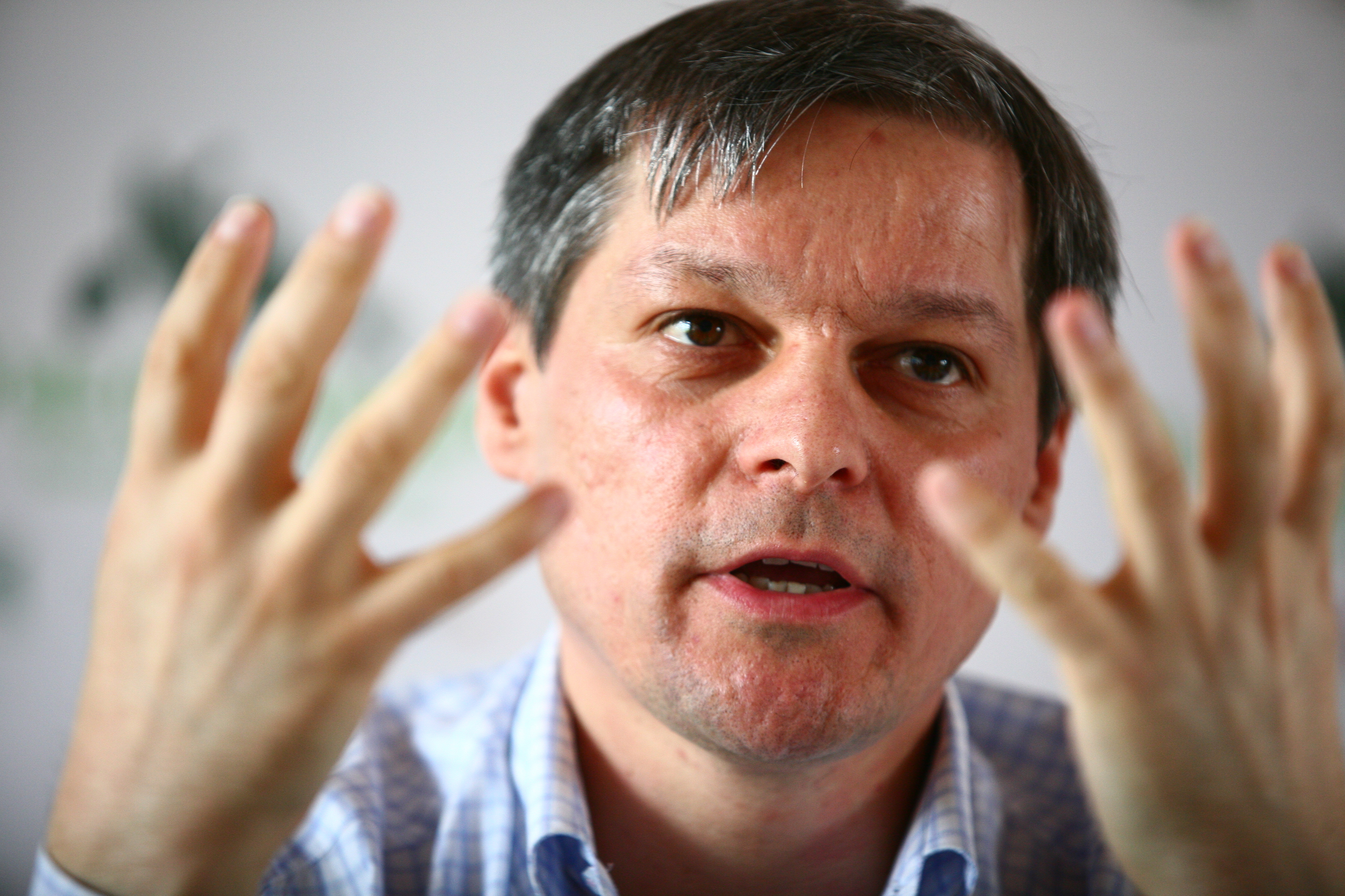 Cum a citat Dacian Cioloș la finalul discursului din Parlament din Alcoolicii Anonimi. Și din alții.