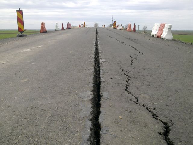Drumurile din România făcute de mântuială. Șoferi sunt în pericol chiar daca ele abia ce au fost terminate și sunt încă în garanție