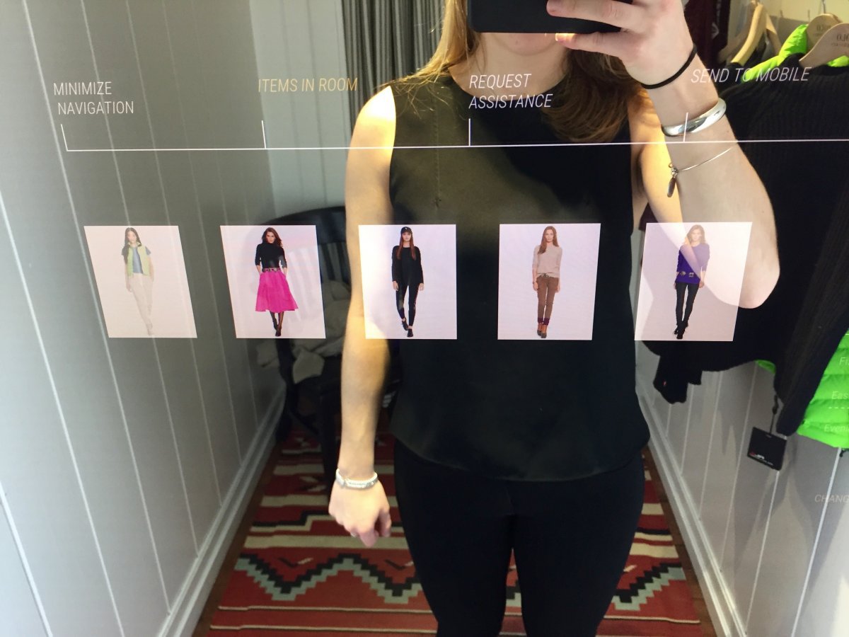 Viitorul este aici. Cum arată oglinzile interactive din cabinele de probă - FOTO