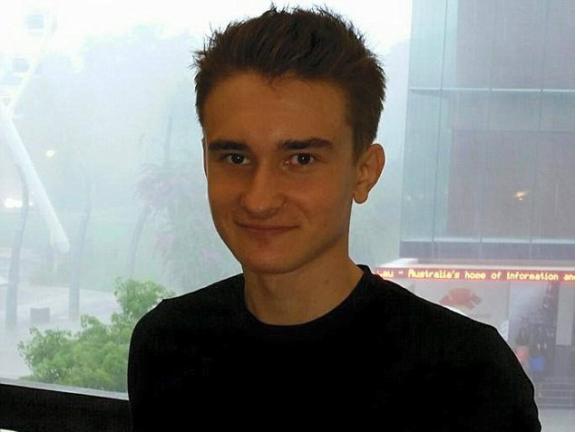 Tânărul de 17 ani care a învățat să vorbească la două luni și a dezvoltat o teoremă care are ar putea fi cheia rezolvării unora dintre cele mai mari mistere din univers