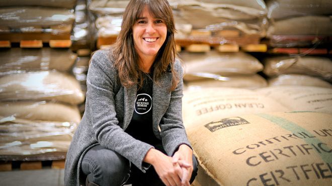 Povestea femeii care a construit un imperiu în industria cafelei. A început afacerea într-un garaj, iar anul acesta va produce peste 1 milion de tone