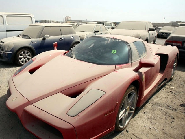Abandonul mașinilor de lux, o nouă modă în Dubai - GALERIE FOTO