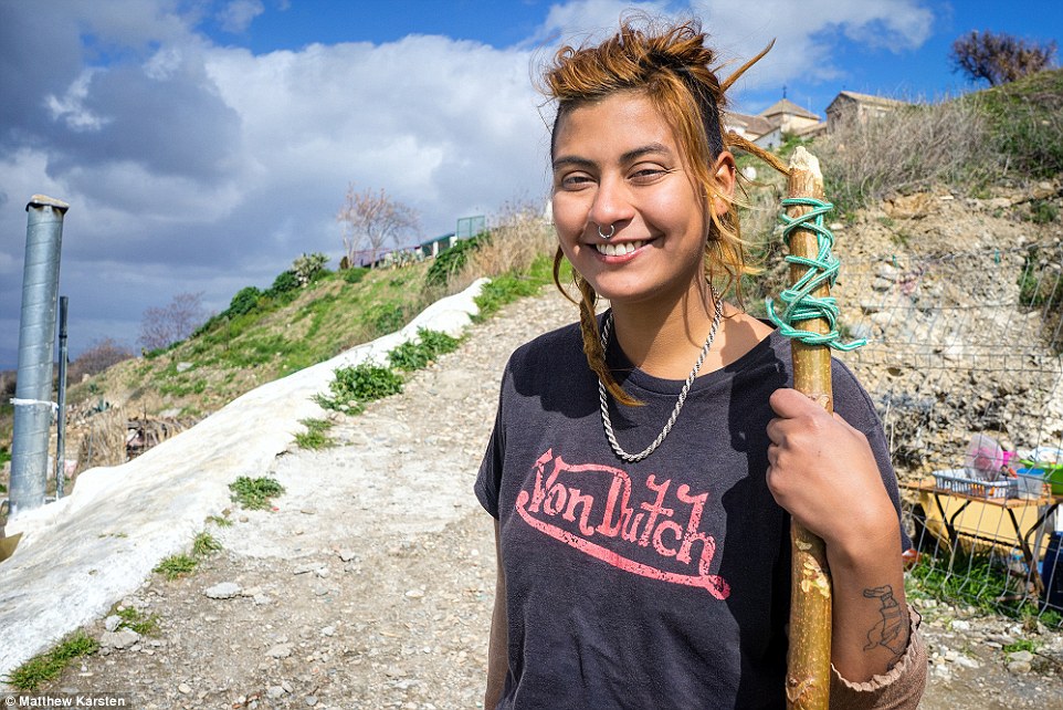 O comunitate de tigani trăiește în peșteri care se aseamănă cu locuințele hobbiților din cărțile lui Tolkien - GALERIE FOTO