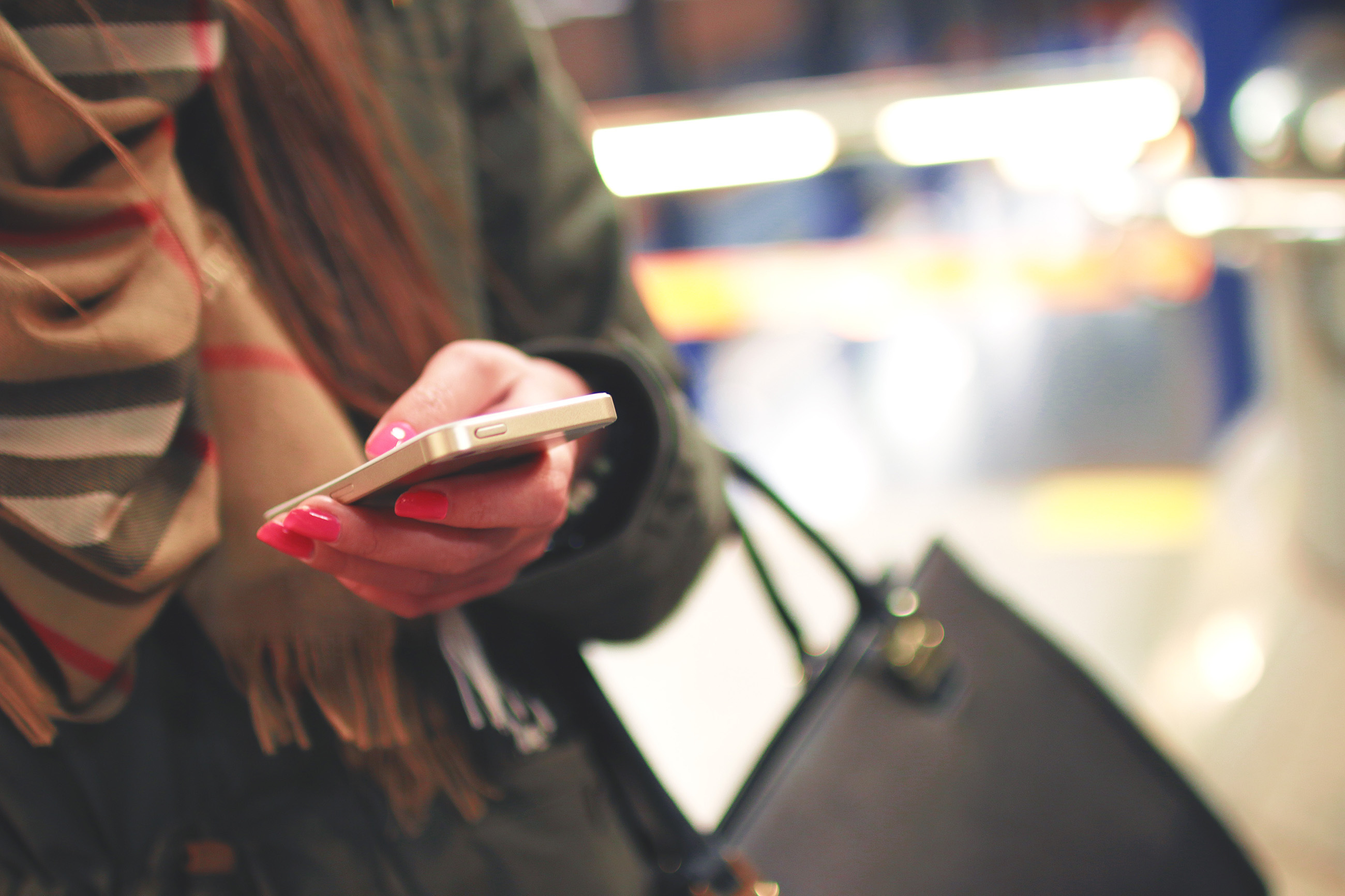 Numărul de abonamente la serviciile de telefonie mobilă a egalat numărul de oameni de pe pământ