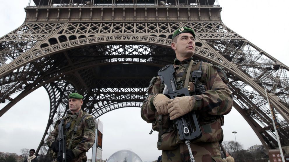 Nu o să crezi cât au costat atacurile de la Paris. Unii oameni dau atâția bani pe o sticlă de șampanie
