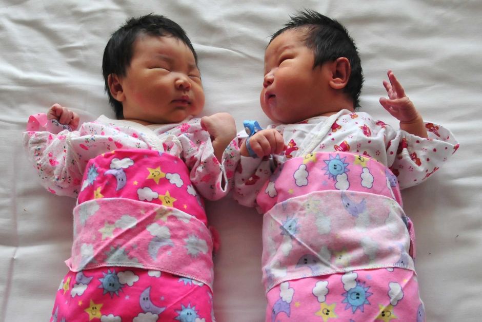 China adoptă politica "un cuplu, doi copii" în locul politicii copilului unic