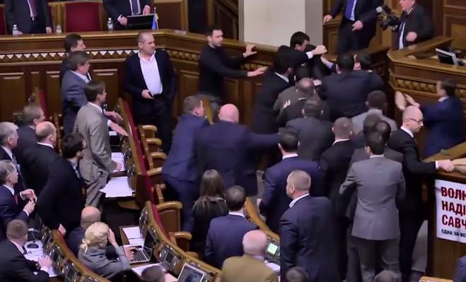 Parlamentarii din Ucraina s-au luat din nou la bătaie – VIDEO