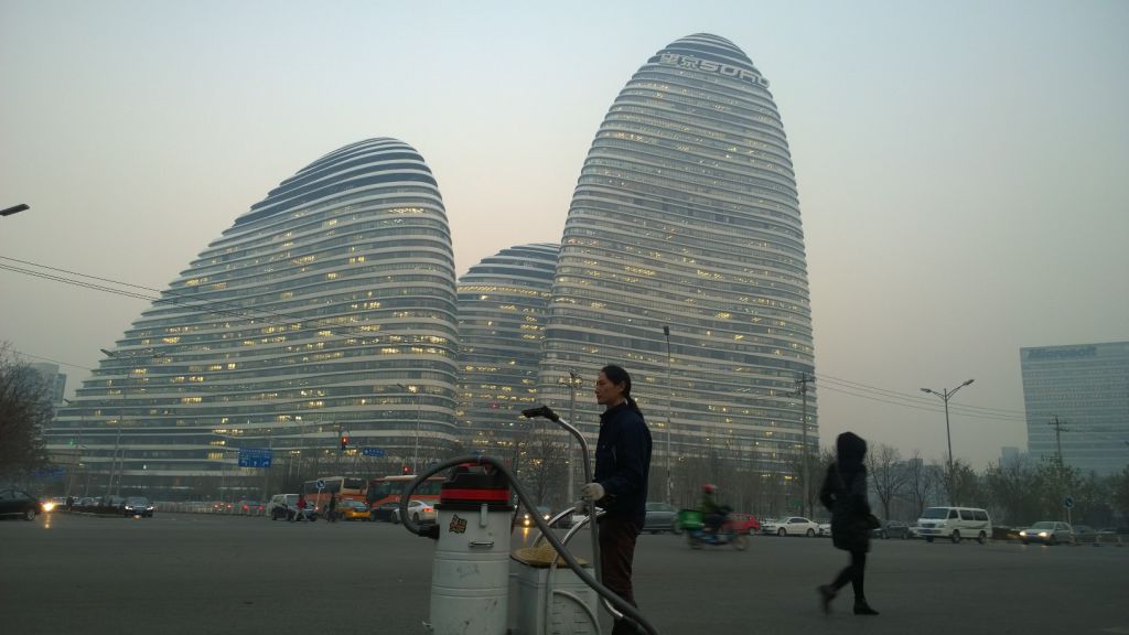 Un artist chinez a aspirat aerul Beijingului timp de 100 de zile, apoi a făcut o cărămidă din ceea ce a colectat
