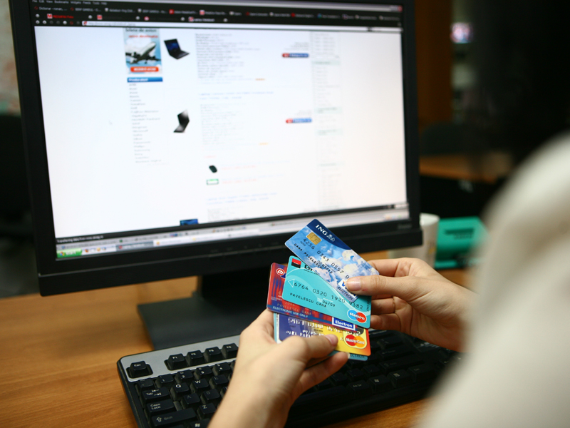 Scăderea comisioanelor interbancare va încuraja plata cu cardul bancar online