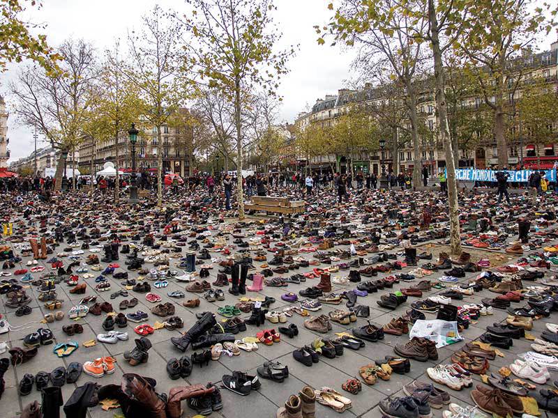 Pantofi la Paris și cărămizi din praf la Beijing: protestele unei lumi care devine conștientă de  schimbările climatice