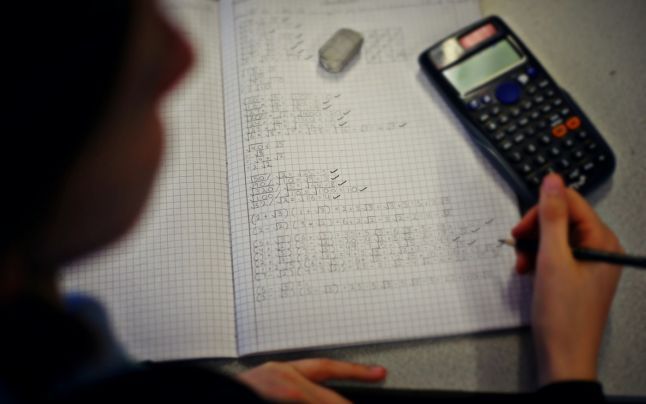 „Taxa de protecție“ din școlile românești. „Mi-a zis fata că nu înțelege nimic, dar de când merge la el la meditații îi dă note mari“