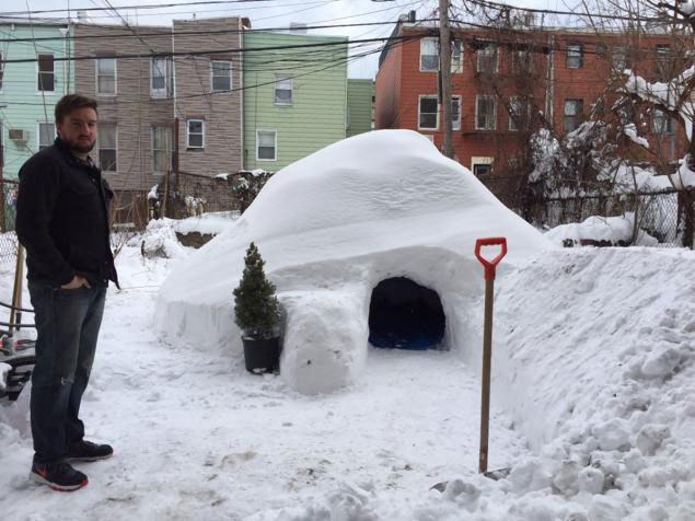 A transformat viscolul în afacere: un tip a construit un iglu și l-a listat pe Airbnb pentru 200 de dolari pe noapte - FOTO