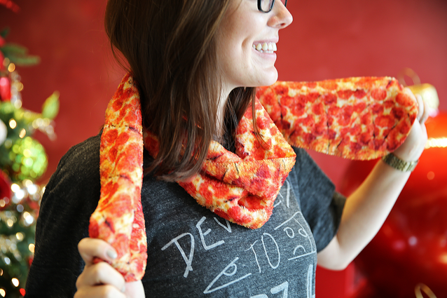 Pizza Hut a lansat o linie de îmbrăcăminte, sub numele Hut Swag. Cum arată și cât costă. Galerie FOTO