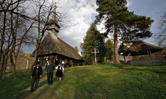 Cine se plânge de sărăcie în mediul rural? Primarii comunelor au averi de sute de mii de euro lucrând numai în funcții publice