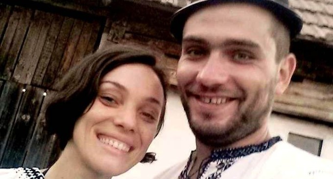 Doi tineri au lăsat Bucureștiul pentru a se muta la țară. Vor să salveze casele traditionale degradate dintr-un sat din Ardeal