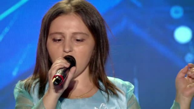 Romanii au talent 2016: O tanara cu probleme de vedere i-a emotionat pana la lacrimi pe cei 4 jurati - VIDEO