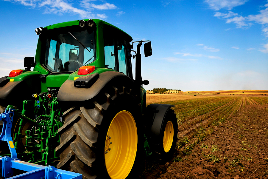 Salarii de până la 3.500 de euro pe lună pentru tractoriștii angajați în Arad