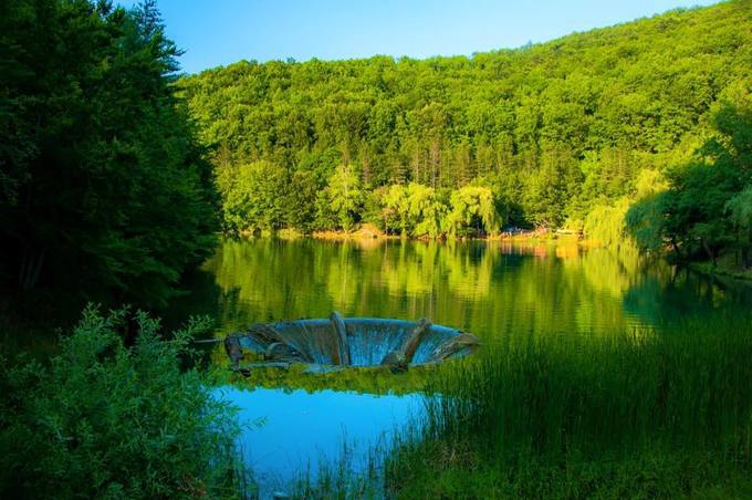 Atracție unică în România. Un lac de poveste din județul Bihor