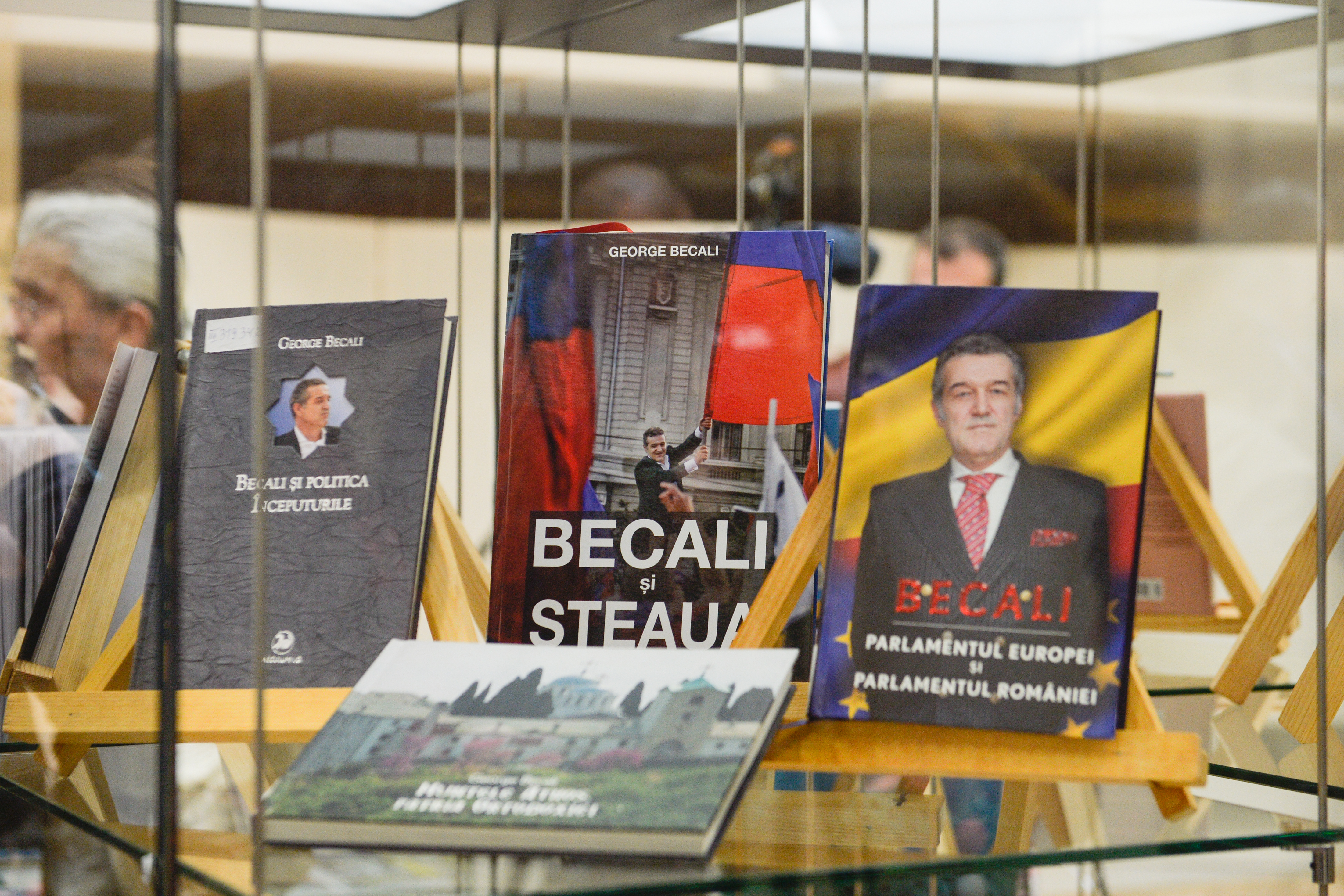 De astăzi puteți admira cărțile scrise, în ultimii ani, din spatele gratiilor - GALERIE FOTO