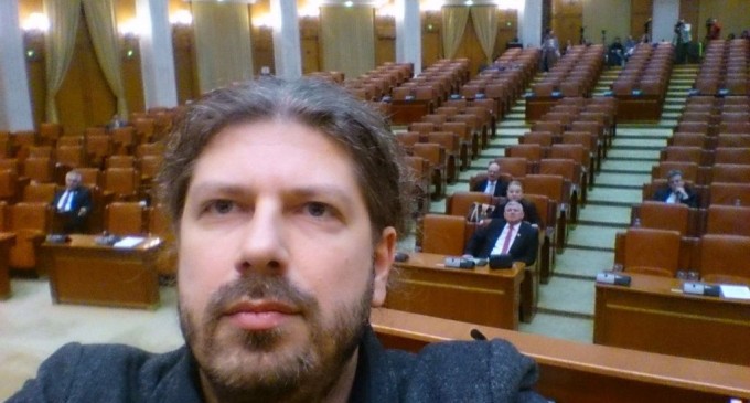 ”Țara NIMĂNUI!”. Deputatul Remus Cernea a oferit luni imaginea zilei din Parlament – FOTO