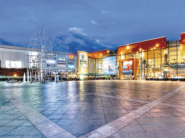 CBRE: 65% dintre români merg cel puțin o dată pe săptămână la mall