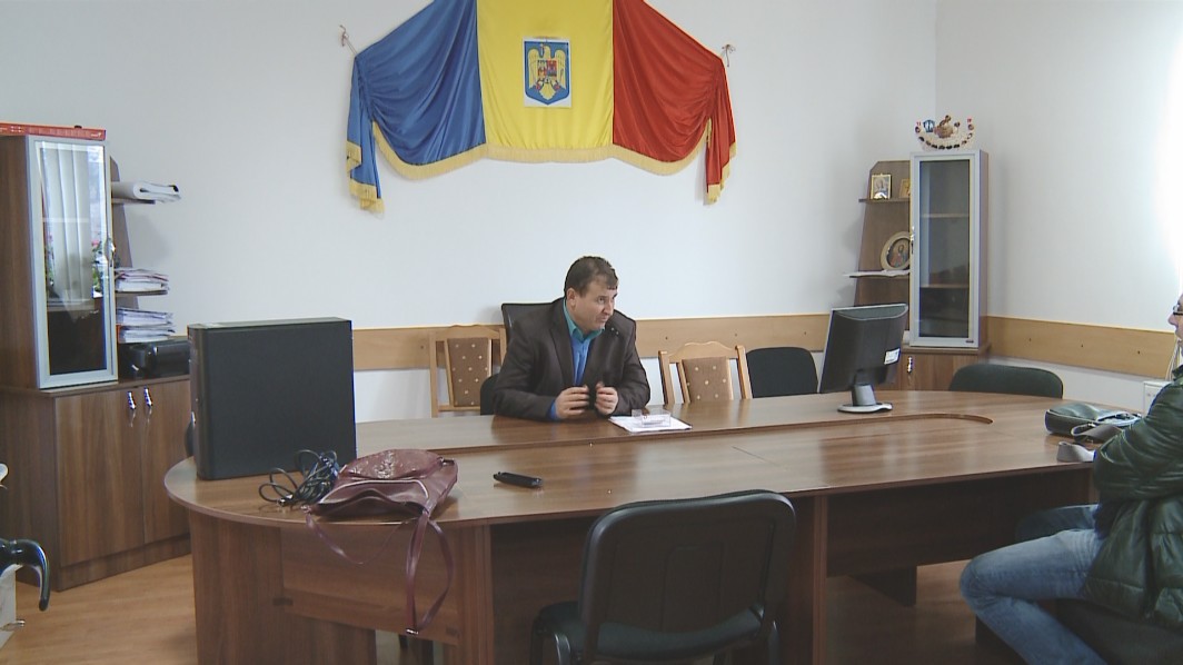 Un primar din România dă gratuit case și locuri de muncă celor care vor să se mute la el în comună. 40 de familii s-au înghesuit să ceară case