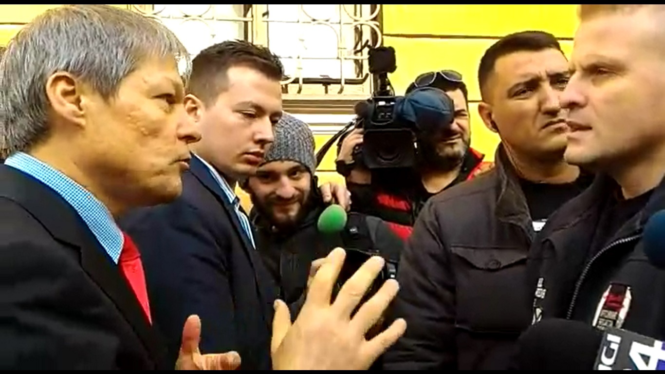 Un bărbat către Cioloș: De ce permiteți să fie aduși migranți islamiști în România? - VIDEO