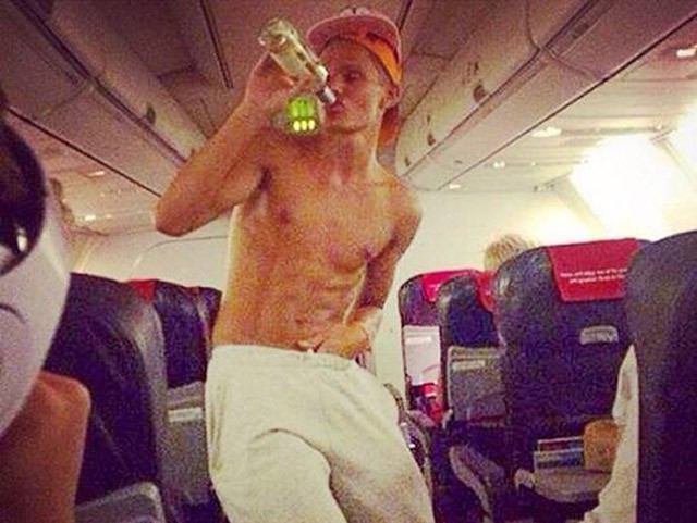 Pasageri care nu au ce să caute în avion - GALERIE FOTO