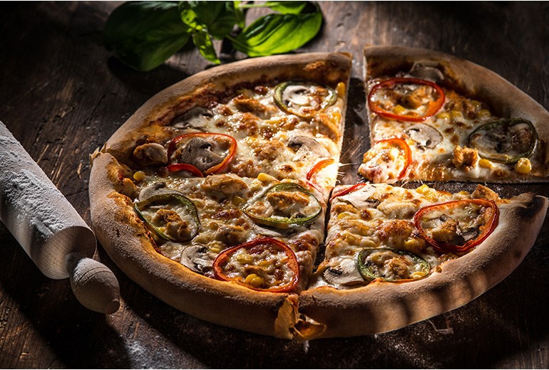Ce salariu poate câștiga un ”pizzar”: În fiecare zi în București sunt livrate circa 200.000 de pizza