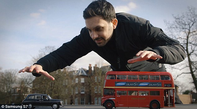 Iluzionistul Dynamo își dezvăluie secretele. Acesta îți arată cum poți să levitezi sau cum să folosești un autobuz pe post skateboard – VIDEO