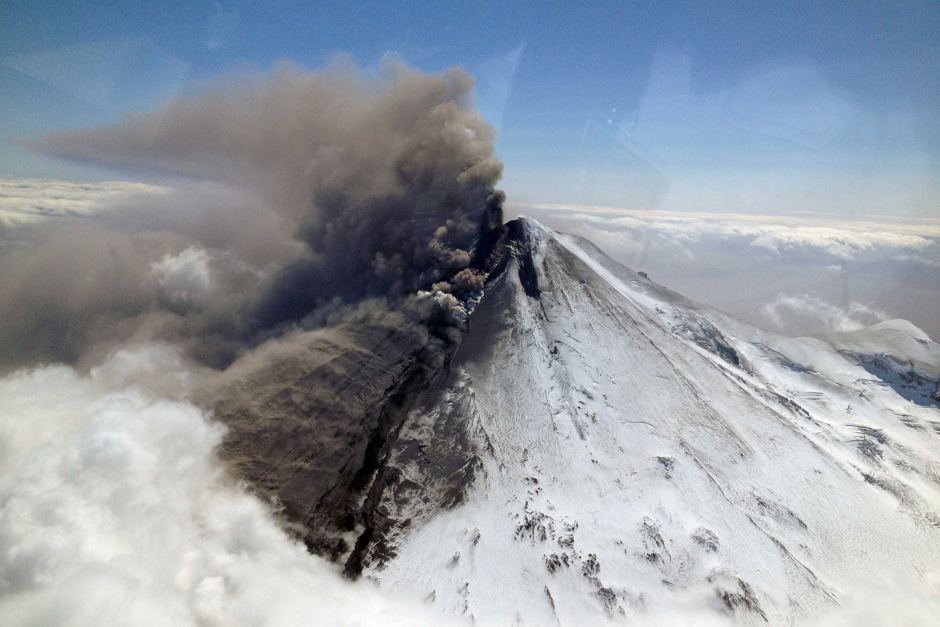 Vulcanul Pavlof din Alaska erupe și trimite în atmosferă o coloană de cenușă de 11 kilometri