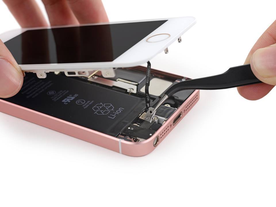 A încercat să îndoaie iPhone SE și a avut parte de o SURPRIZĂ. Nimeni nu se aștepta ca noul smartphone Apple să fie astfel